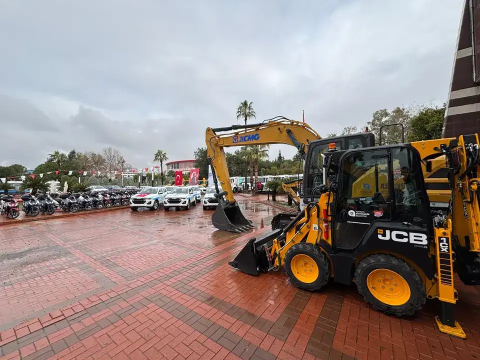 Antalya Büyükşehir hizmet filosu yenilendi: Yeni araçlar törenle tanıtıldı 4